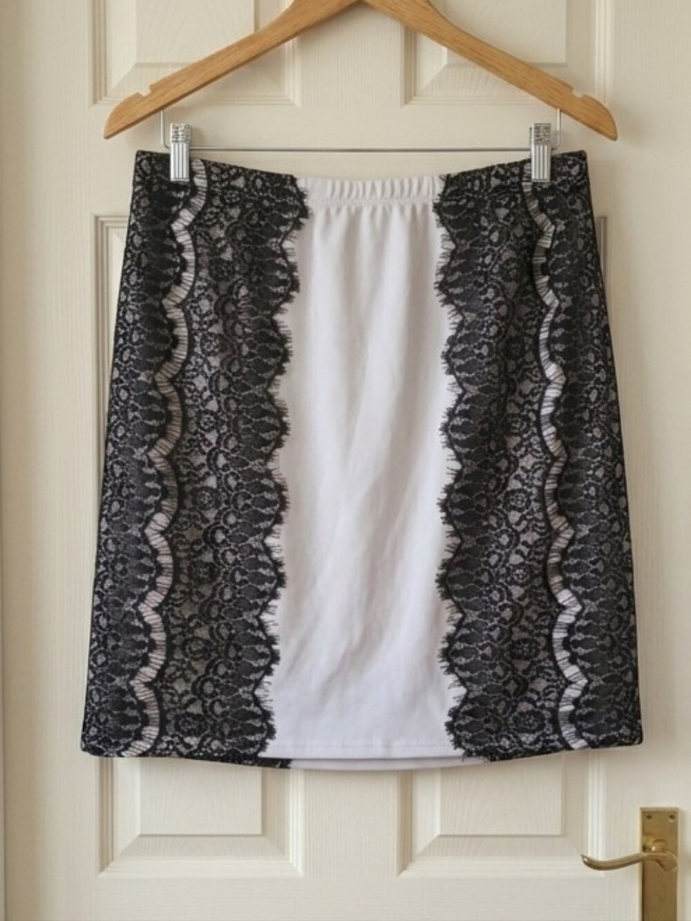 Avenue Elegant Black and White Lace Pencil Skirt Women's Plus Size 26/28